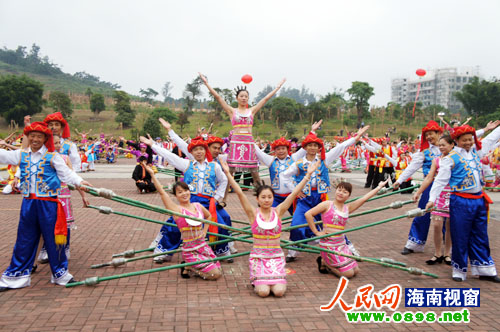 琼中万人跳竹竿舞同庆传统节日三月三