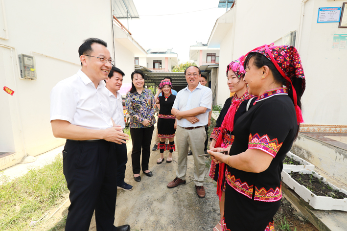 省民宗委调研组到屯昌开展少数民族工作调研并参加少数民族特色村寨