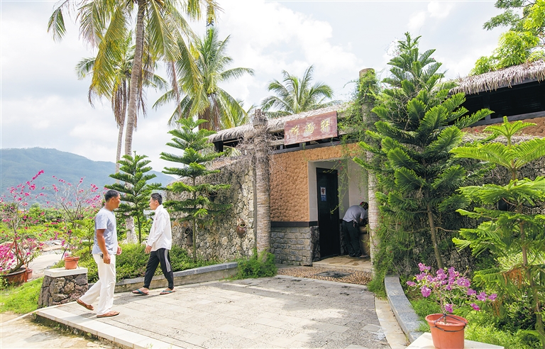 黎族自治县英州镇走所村游玩,干净整洁的乡村旅游公厕出乎她的意料