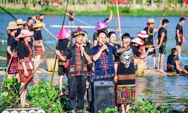 首村黎族村民徒手抓鱼和山歌表演68首村黎族特色风情游项目引来众多